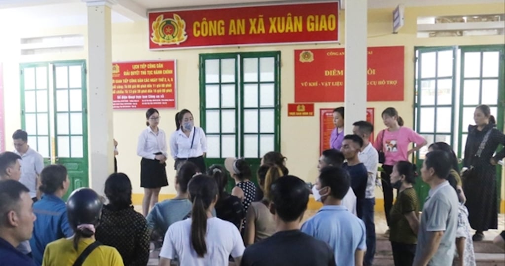 Người dân tập trung tại UBND xã Xuân Giao (huyện Bảo Thắng, Lào Cai) yêu cầu làm rõ việc lén lấy thông tin của ngân hàng đêm 12/7. Ảnh: Hải Đăng.