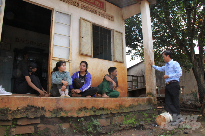 Ông Trần Văn Tiến, Chủ tịch Công đoàn Công ty cao su Chư Prông tới thăm gia đình công nhân nông trường Thống Nhất tại làng Ó, xã Ia Drang. Ảnh: Kiên Trung.