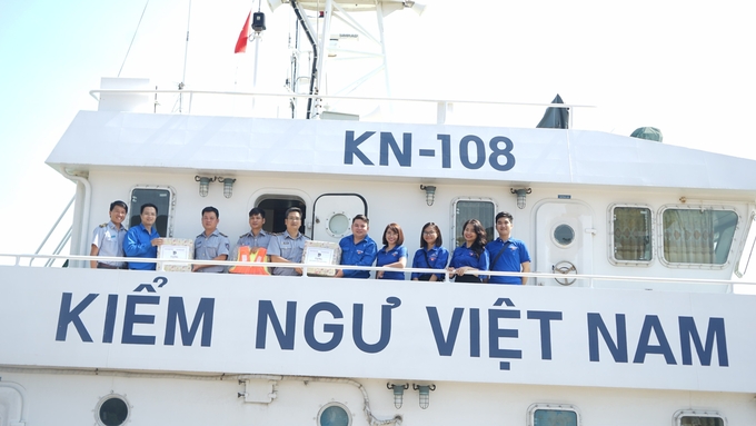 Đại diện Đoàn Bộ NN-PTNT có buổi thăm hỏi, động viên các cán bộ kiểm ngư đang làm nhiệm vụ tại 2 tàu kiểm ngư KN-108 và  KN-106.