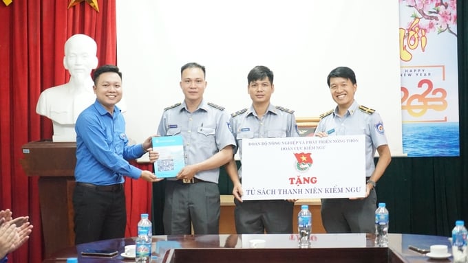 Đoàn Bộ NN-PTNT trao tặng tủ sách cho Chi cục Kiểm ngư vùng I.