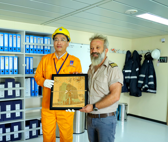 Hình ảnh con tàu Maran Gas Achilles neo đậu tại cầu cảng LNG Thị Vải đã thực sự trở thành một biểu tượng mới, đánh dấu bước ngoặt quan trọng của ngành công nghiệp khí Việt Nam.