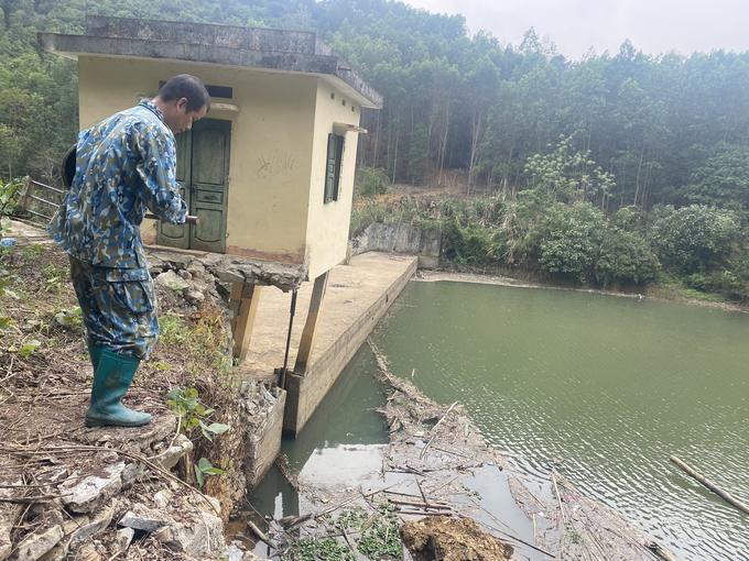 Khuoi Coi Irrigation Reservoir (Cho Moi District) is seriously damaged, but there is no funding to repair it completely. Photo: Ngoc Tu.