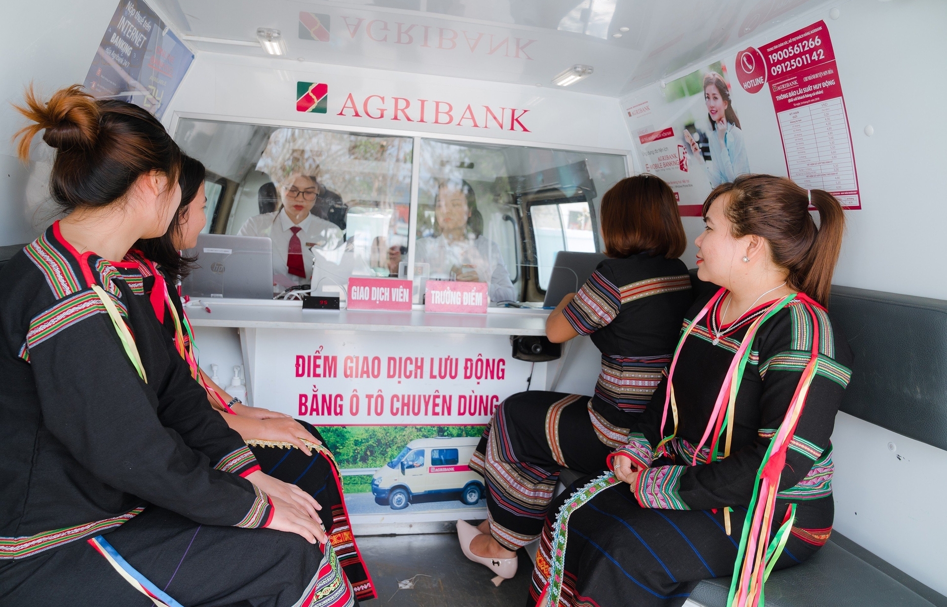 Agribank Phú Yên mở thêm nhiều điểm giao dịch bằng xe lưu động tại các xã miền núi. Ảnh: A Liêu.