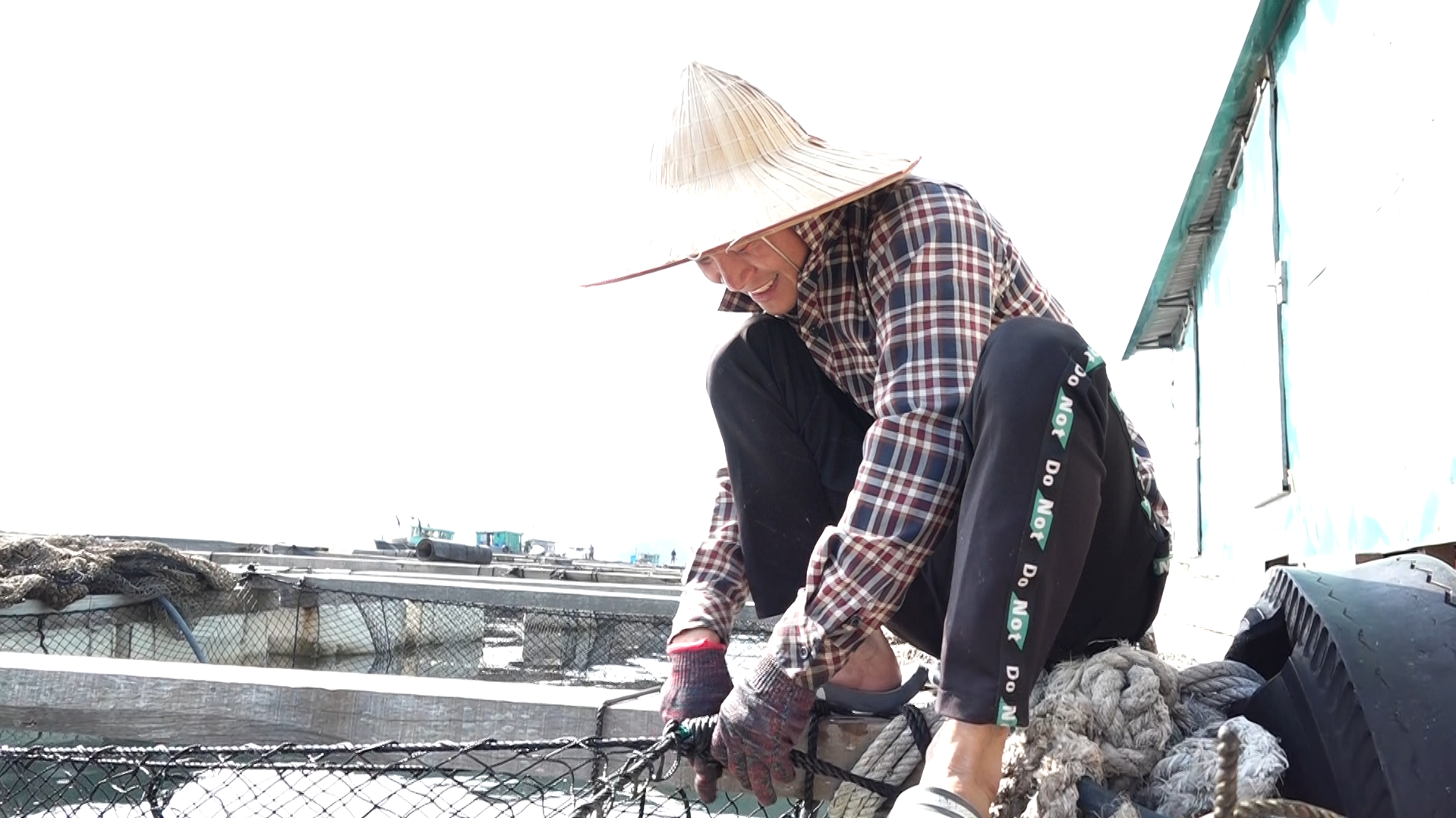 Người dân nuôi trồng thủy sản trên vùng biển tỉnh Quảng Ninh khẩn trương gia cố lồng bè phòng, chống bão TALIM. Ảnh: Cường Vũ.