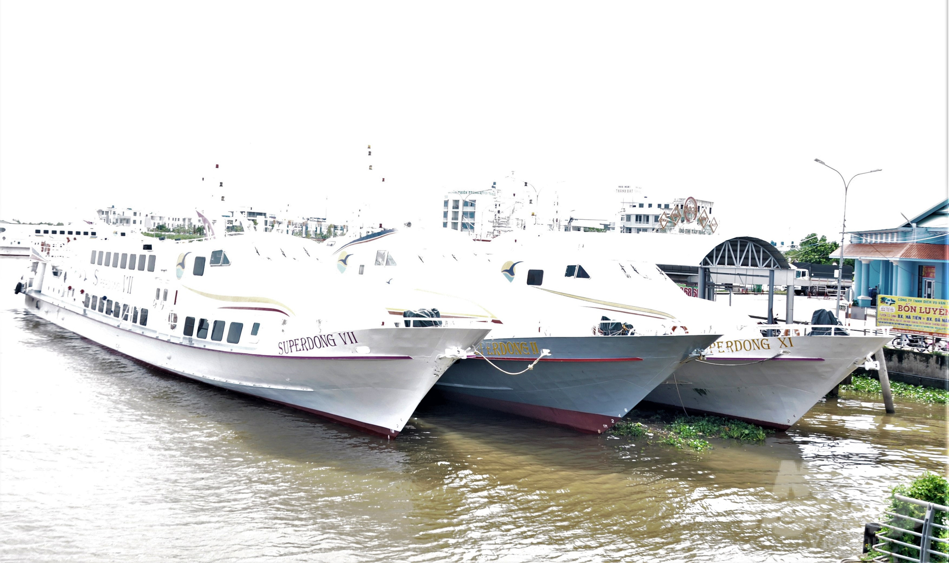 Cảng vụ Hàng hải Kiên Giang đã tạm dừng hoạt động tất cả các tàu thuyền vận tải hành khách từ đất liền ra các đảo từ ngày 16/7, hàng loạt tàu cao tốc phải nằm tại bến khiến nhiều du khách bị kẹt lại trên các đảo. Ảnh: Trung Chánh.