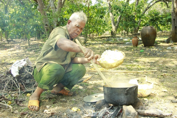 Già vẫn tự nấu ăn. Ảnh: Phúc Lập.