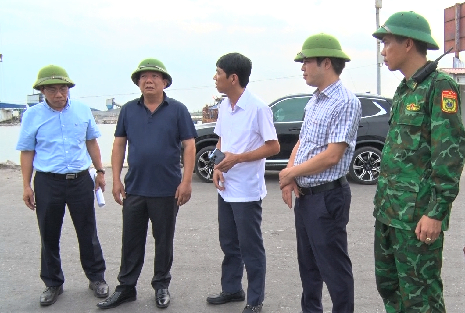 Ông Nguyễn Đức Thọ - Phó Chủ tịch UBND TP Hải Phòng yêu cầu các ngành, cơ quan, đơn vị theo chức năng, nhiệm vụ được giao chỉ đạo các đơn vị trực thuộc thường xuyên theo dõi thông tin, diễn biến của bão số 1. Ảnh: Đinh Mười.