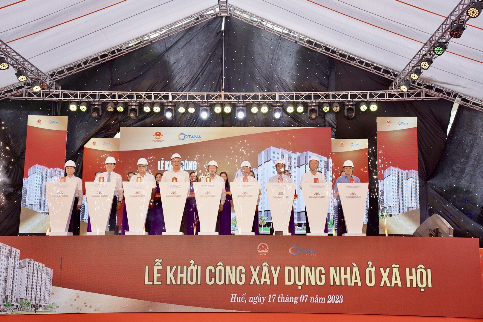 Các đại biểu nhấn nút khởi công khu nhà ở xã hội hơn 1.000 căn hộ tại phường Thủy Vân, thành phố Huế. Ảnh: CĐ.