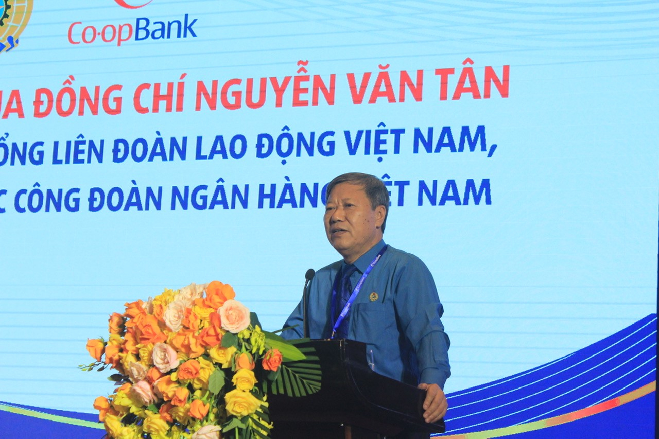 Ông Nguyễn Văn Tân - Ủy viên Ban chấp hành Tổng liên đoàn Lao động Việt Nam, Phó Chủ tịch thường trực Công đoàn Ngân hàng Việt Nam phát biểu chỉ đạo tại Đại hội.