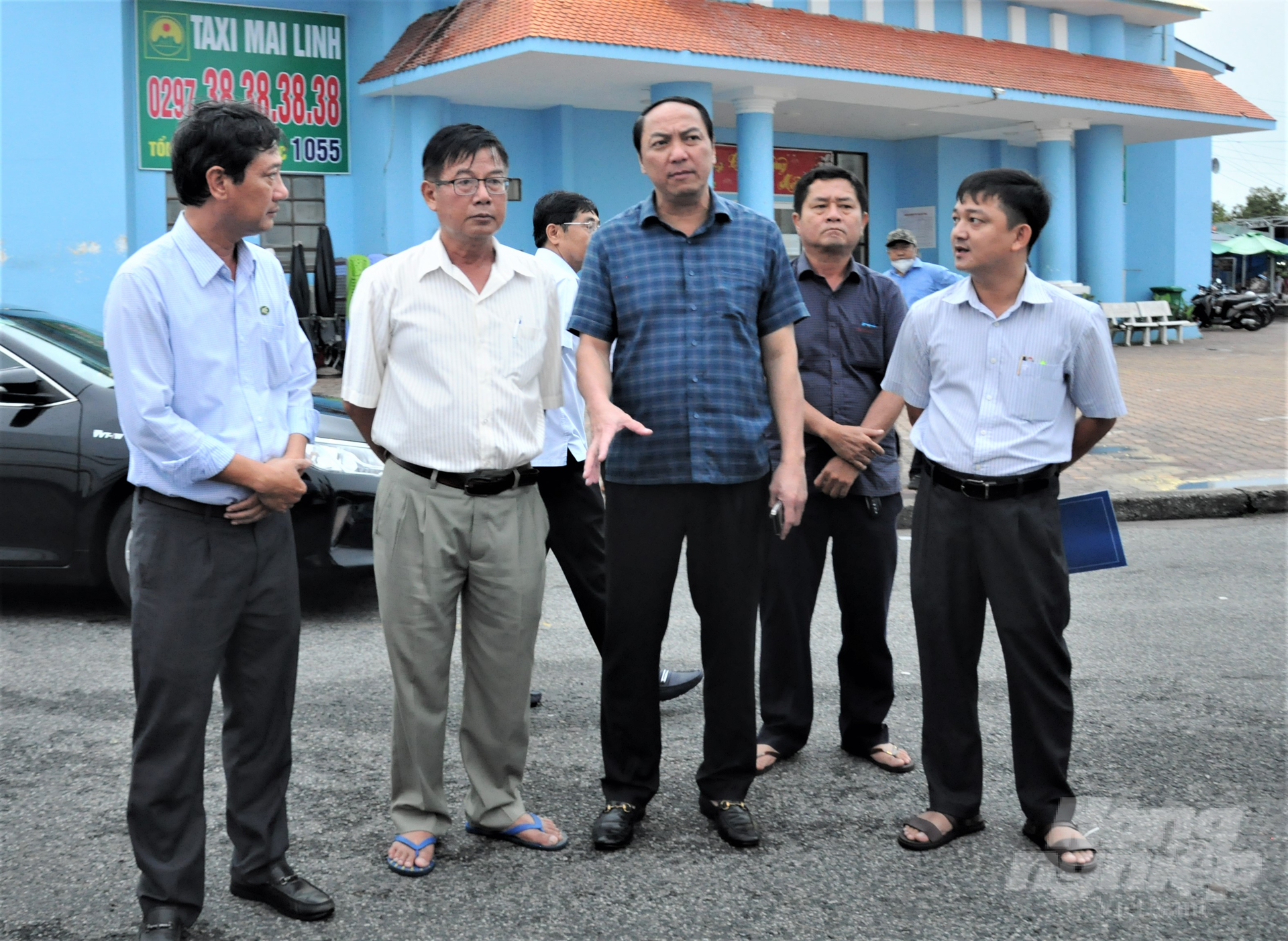 Chủ tịch UBND tỉnh Kiên Giang Lâm Minh Thành (đứng giữa), cùng lãnh đạo một số Sở, ngành có mặt tại cầu cảng khi tàu cập bến để hỏi thăm sức khỏe những người bị nạn, động viên tinh thần thân nhân đi cùng. Ảnh: Trung Chánh.