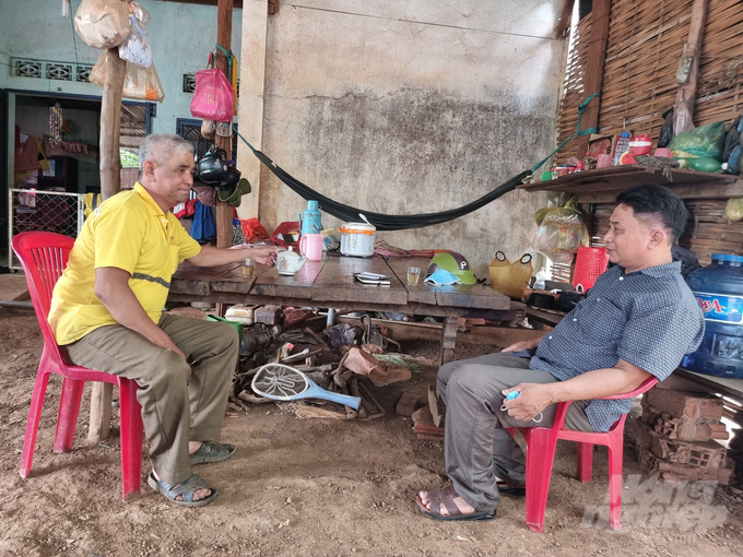 Già làng Điểu Vem (bìa trái) và anh Nguyễn Xuân Cường, Phó Chủ tịch UBND xã Lộc Hòa. Ảnh: Phúc Lập.