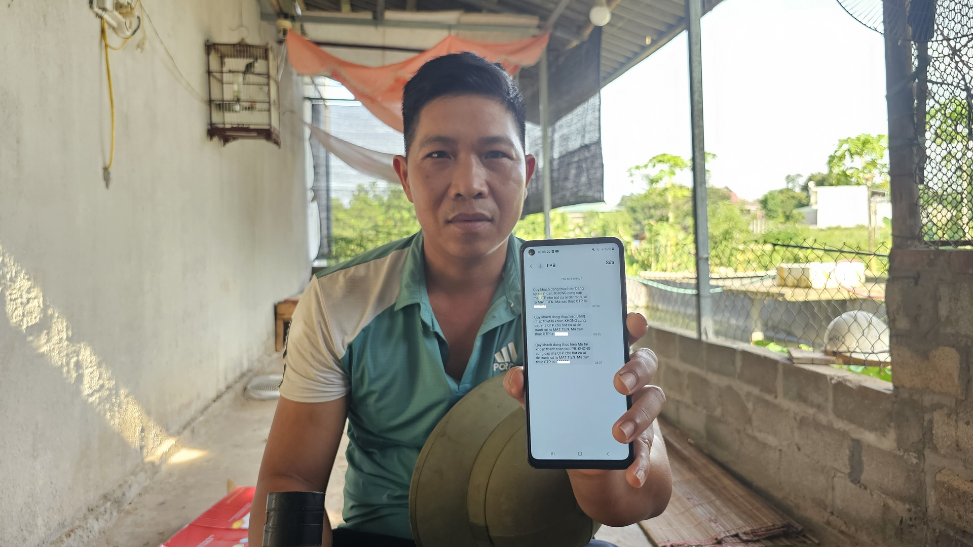Người dân xã Phú Nhuận (huyện Bảo Thắng, Lào Cai) phát hiện tin nhắn bị xóa lưu trong thùng rác của điện thoại di động liên quan việc mở tài khoản ngân hàng LPBank. Ảnh: Hải Đăng.