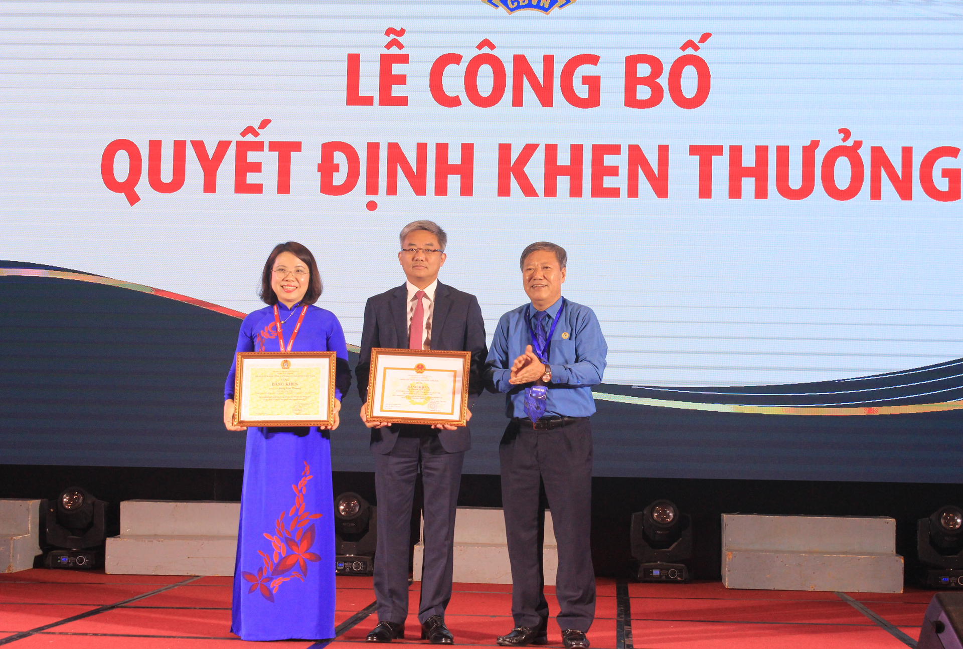 Lãnh đạo Co-opBank nhận Bằng khen của Thống đốc NHNN Việt Nam vì đã có thành tích xuất sắc trong các phong trào thi đua, đóng góp tích cực vào hoạt động Công đoàn Ngân hàng Việt Nam.