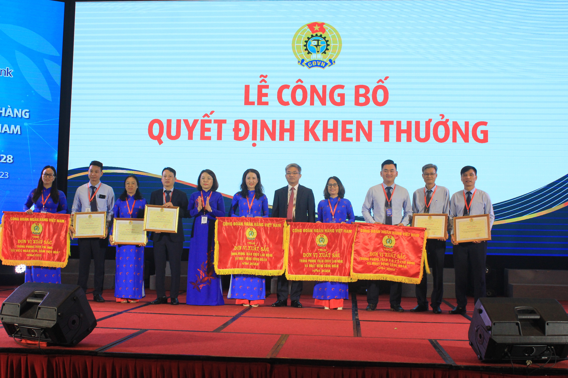 Đại diện các đơn vị trong hệ thống Co-opBank vinh dự nhận cờ thi đua và Bằng khen của Thống đốc NHNN Việt Nam. 