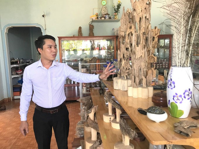 Mr. Nguyen Huu Tri, Mr. Toan's son, with fine art products made from agarwood. Photo: V.D.T.