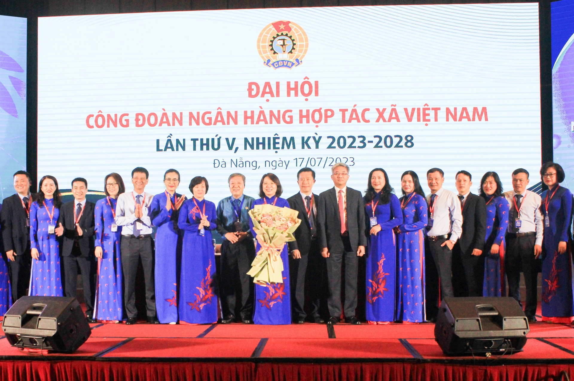 Ban chấp hành Công đoàn Co-opBank nhiệm kỳ 2023-2028 ra mắt và chụp ảnh lưu niệm cùng lãnh đạo Công đoàn Ngân hàng Việt Nam và Co-opBank tại Đại hội. 
