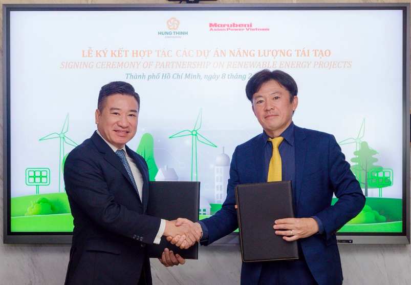 Ông Nguyễn Đình Trung - Chủ tịch Tập đoàn Hưng Thịnh (bên trái) và ông Tai Miura - Chủ tịch kiêm Tổng Giám đốc Marubeni Asian Power Vietnam tại buổi ký kết hợp tác nghiên cứu các dự án năng lượng tái tạo ngày 8/2/2023.