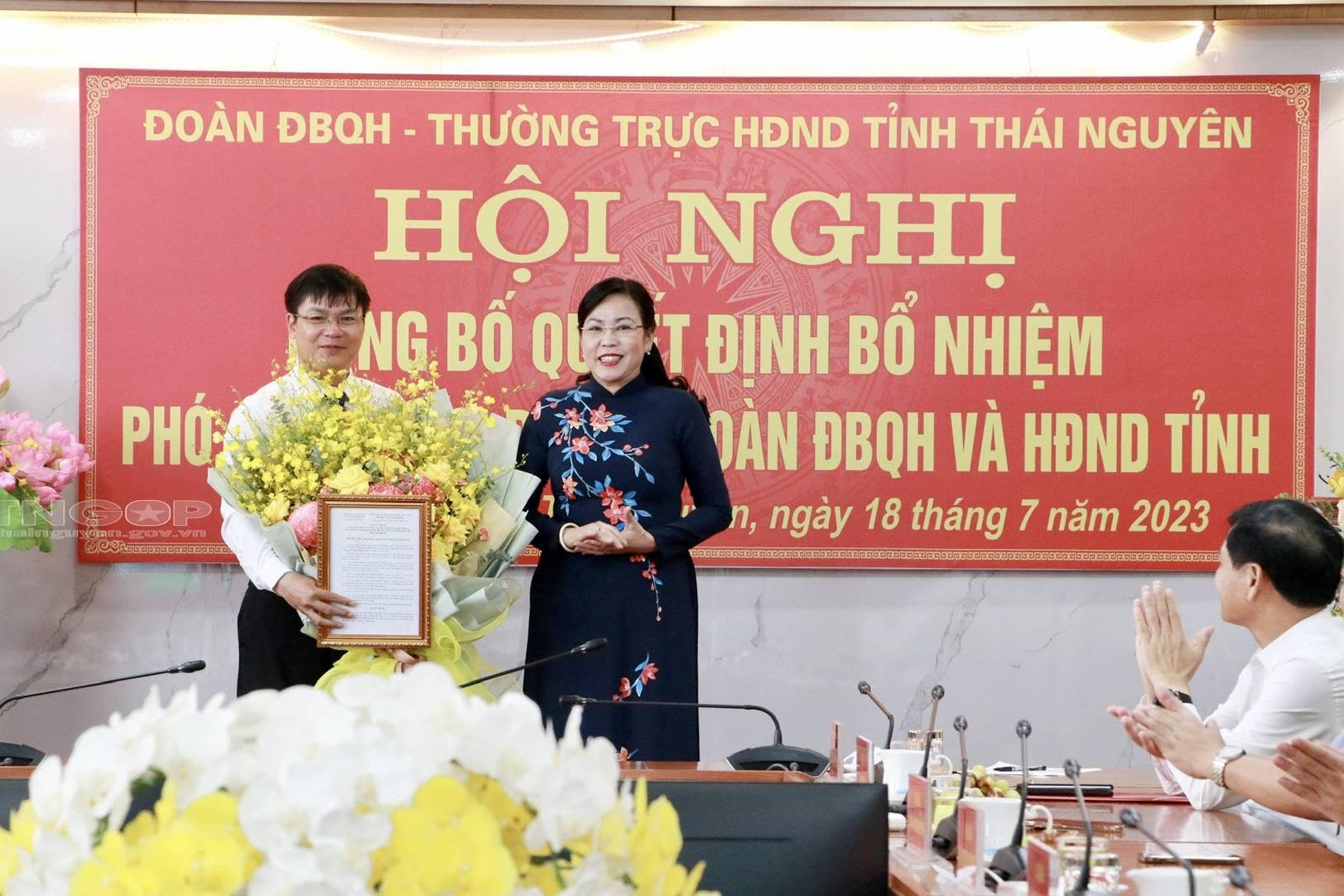 Bí thư Tỉnh ủy Nguyễn Thanh Hải trao quyết định và tặng hoa chúc mừng ông Ngô Thành Trung.