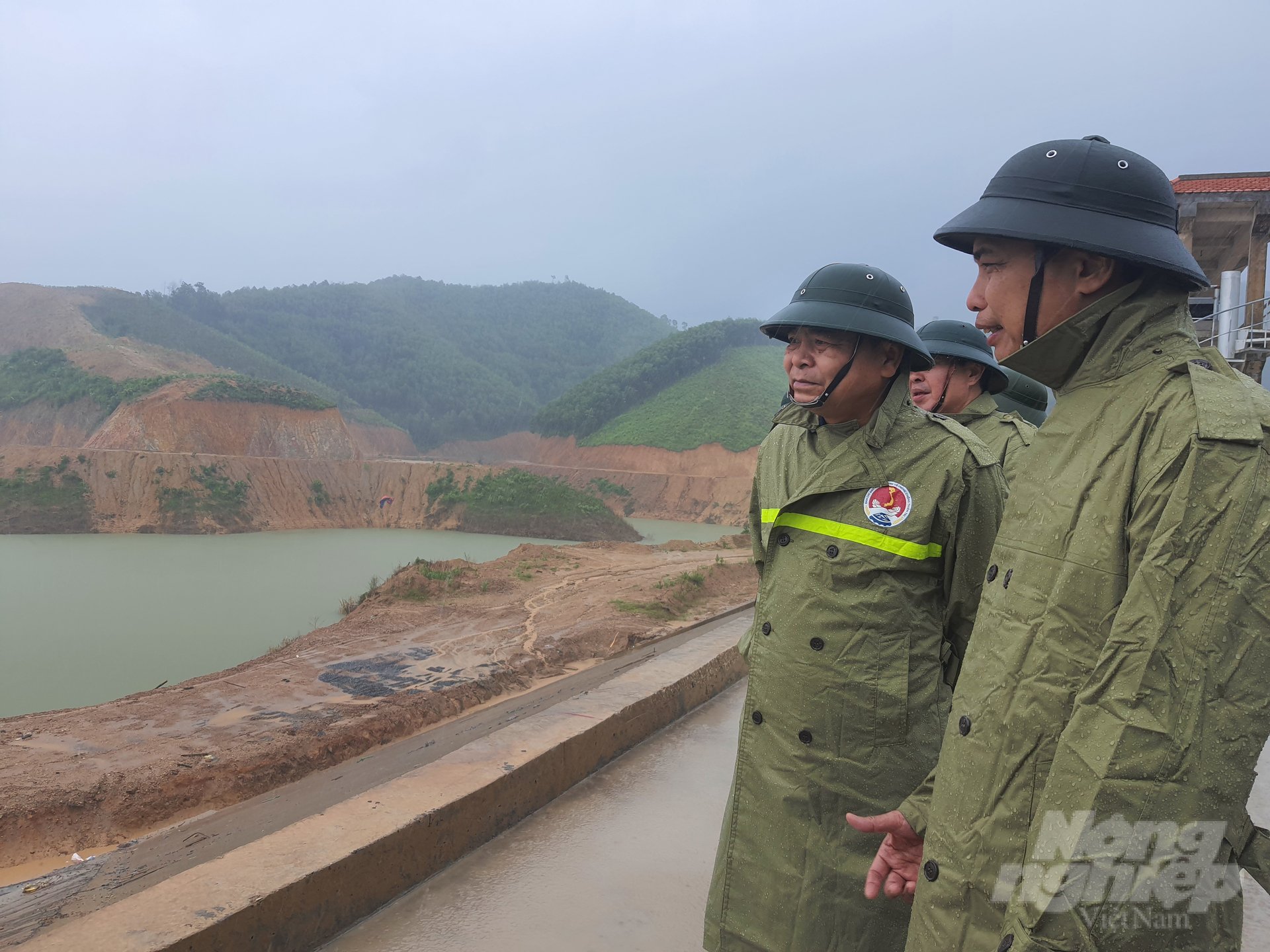 Thứ trưởng Bộ NN-PTNT Nguyễn Hoàng Hiệp kiểm tra công tác phòng chống mưa bão ở hồ Khe Giữa, TP Cẩm Phả. Ảnh: Cường Vũ.