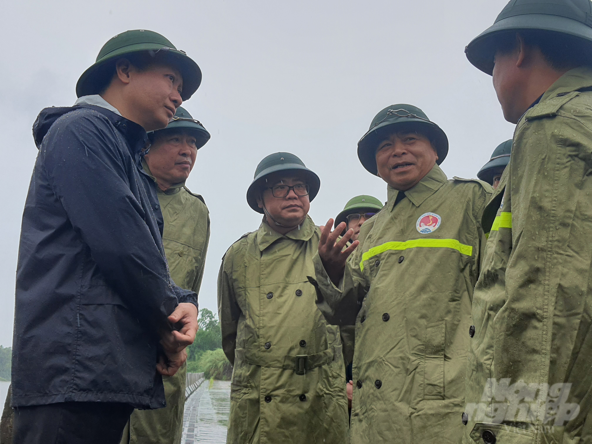 Tuy bão số 1 di chuyển nhiều lên phía Bắc nhưng Thứ trưởng Nguyễn Hoàng Hiệp nhấn mạnh Quảng Ninh cần hết sức lưu ý trong việc phòng chống sạt lở và lũ lụt. Ảnh: Cường Vũ.