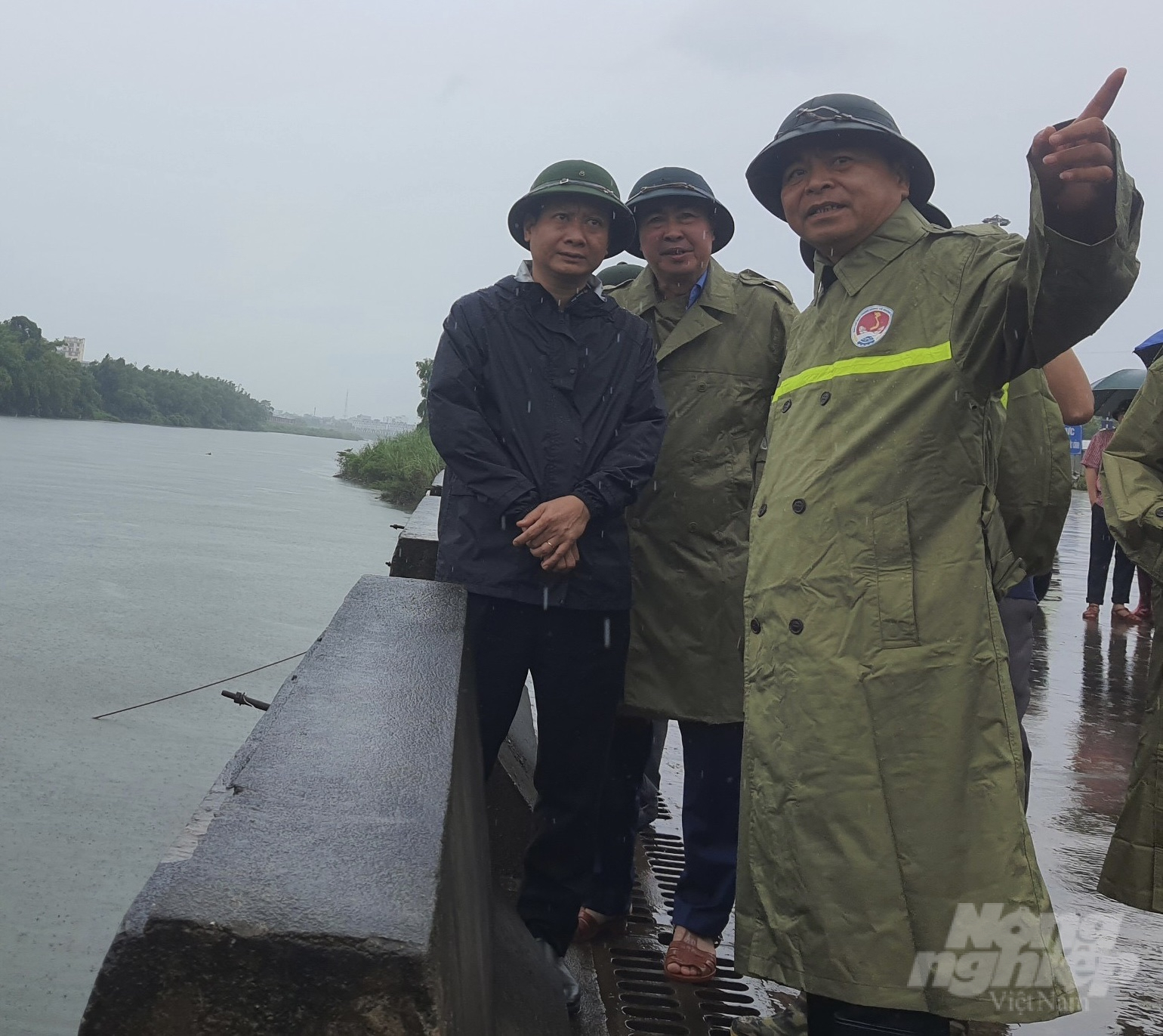 Thứ trưởng Nguyễn Hoàng Hiệp kiểm tra công tác phòng, chống bão tại cầu phao Km3+4 Hải Yến, TP Móng Cái. Ảnh: Cường Vũ.