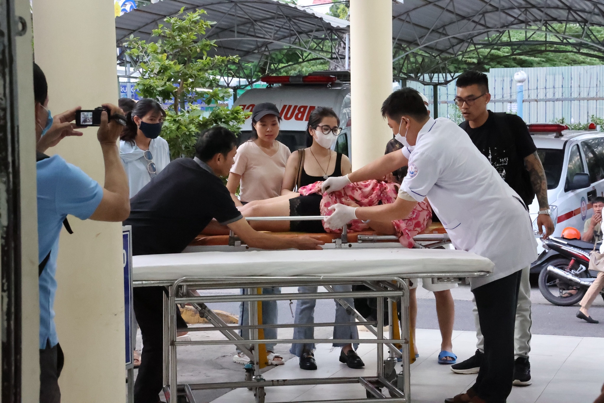Những người bị thương được chở về Bệnh viện Đa khoa tỉnh Khánh Hòa, hiện sức khỏe đều tạm ổn. Ảnh: PS.