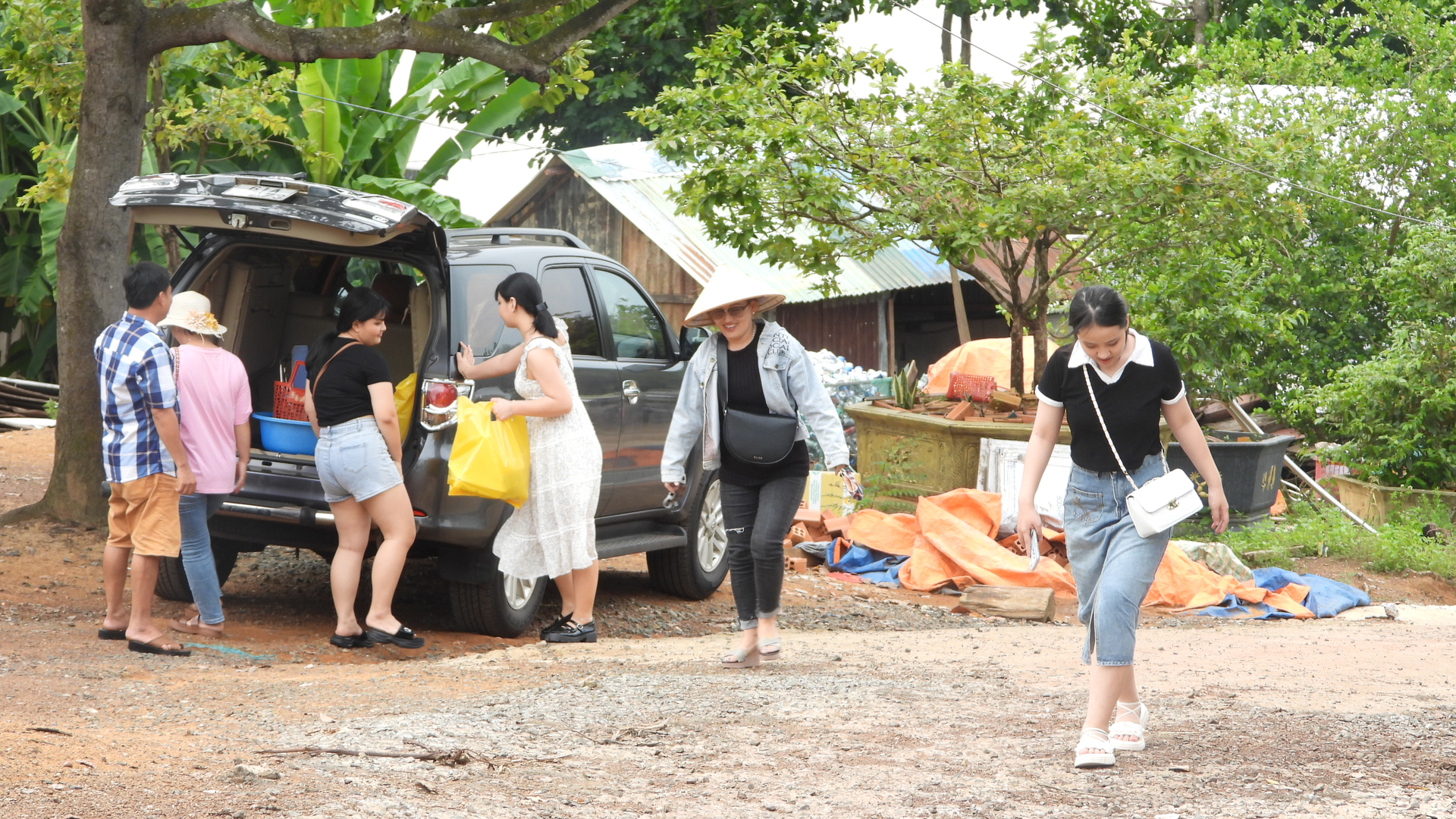 Sau khi tham quan nhà bè, du khách còn mua các sản vật như cá khô tại địa phương về làm quà. Ảnh: Trần Trung.