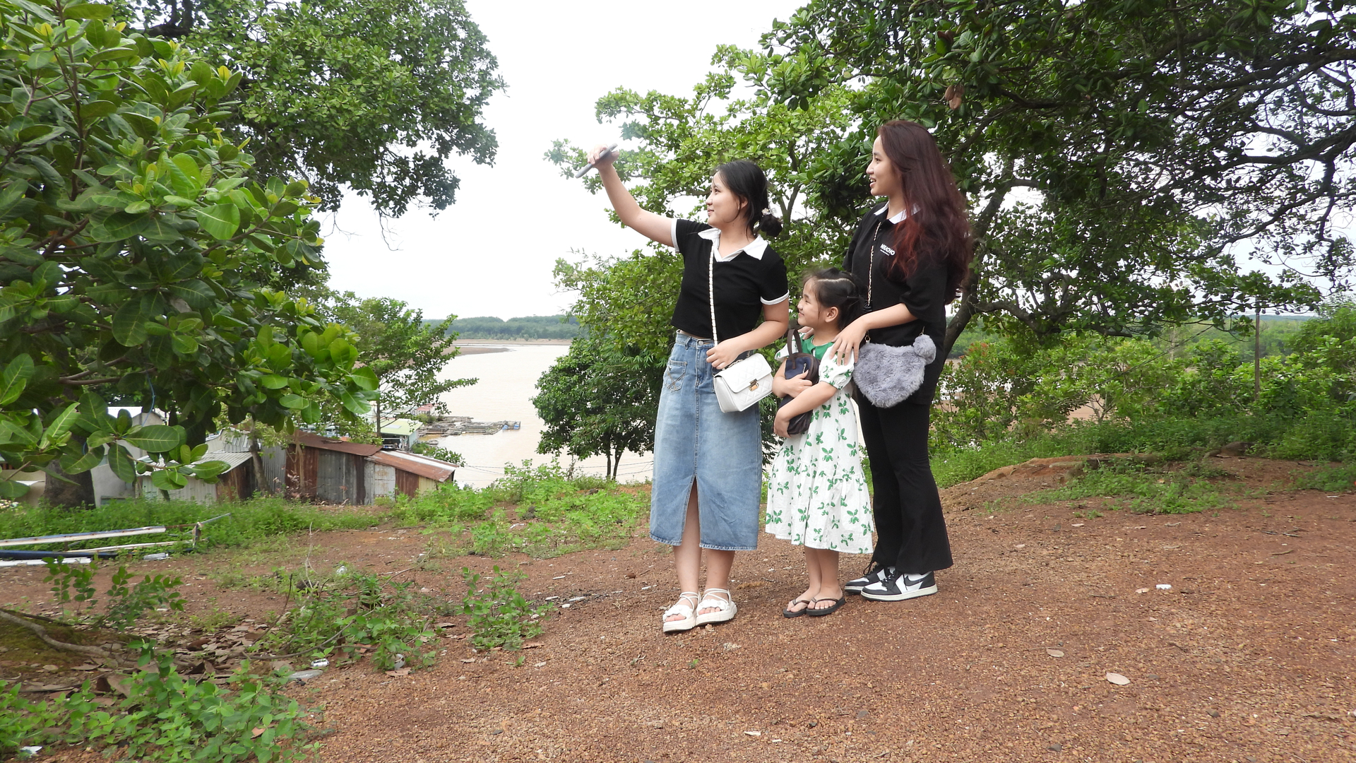 Du khách thích thú 'check-in' khi đến tham quan khu vực nhà bè. Ảnh: Trần Trung.