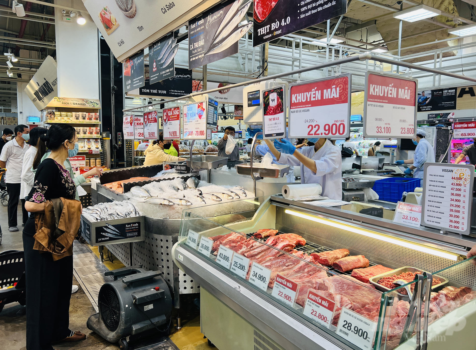 Các siêu thị hiện đại tung nhiều chương tình khuyến mãi để kích cầu tiêu dùng. Ảnh: Nguyễn Thủy.