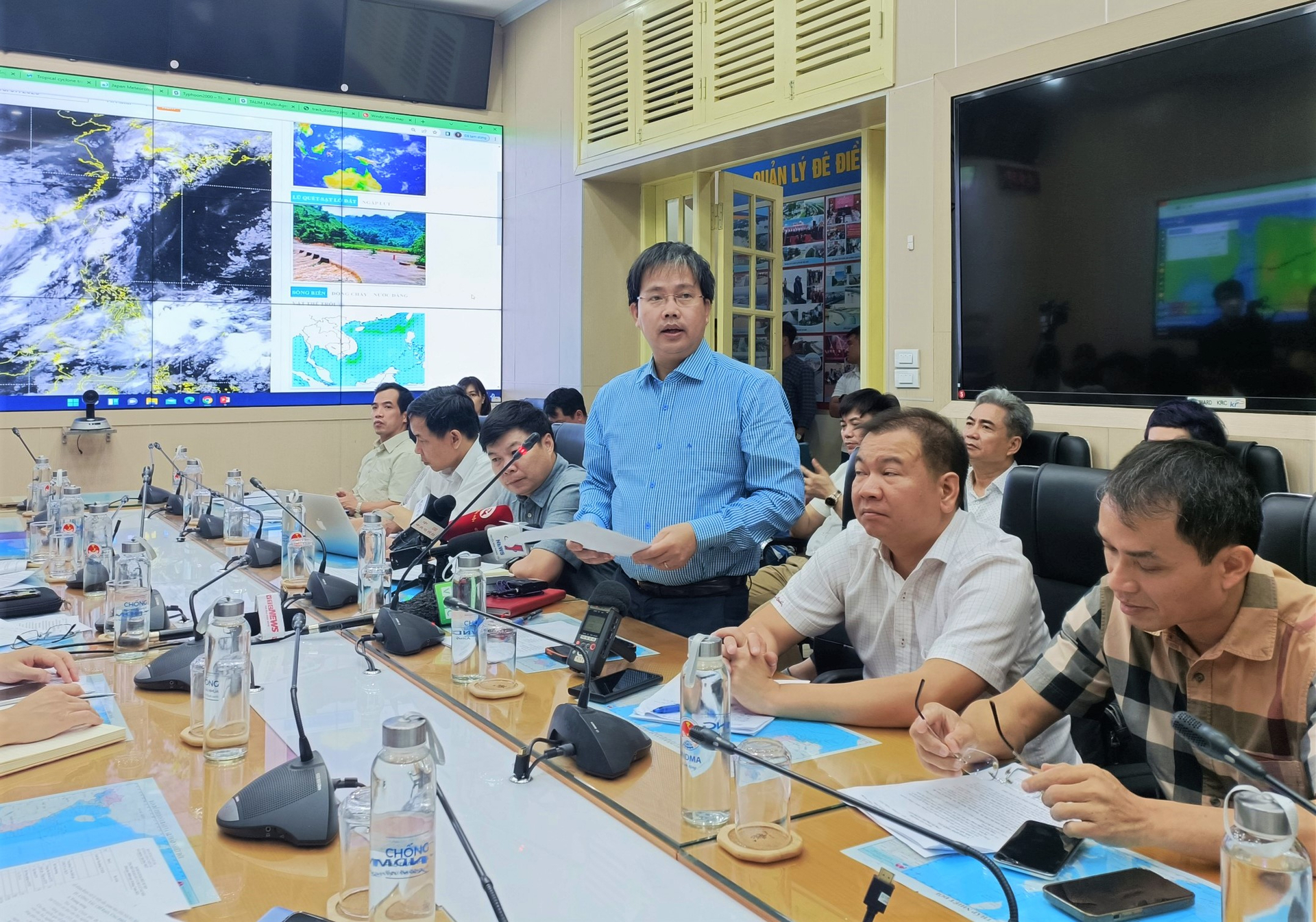 Ông Mai Văn Khiêm, Giám đốc Trung tâm Dự báo khí tượng thủy văn quốc gia thông tin về diễn biến bão TALIM. Ảnh: Trung Quân.