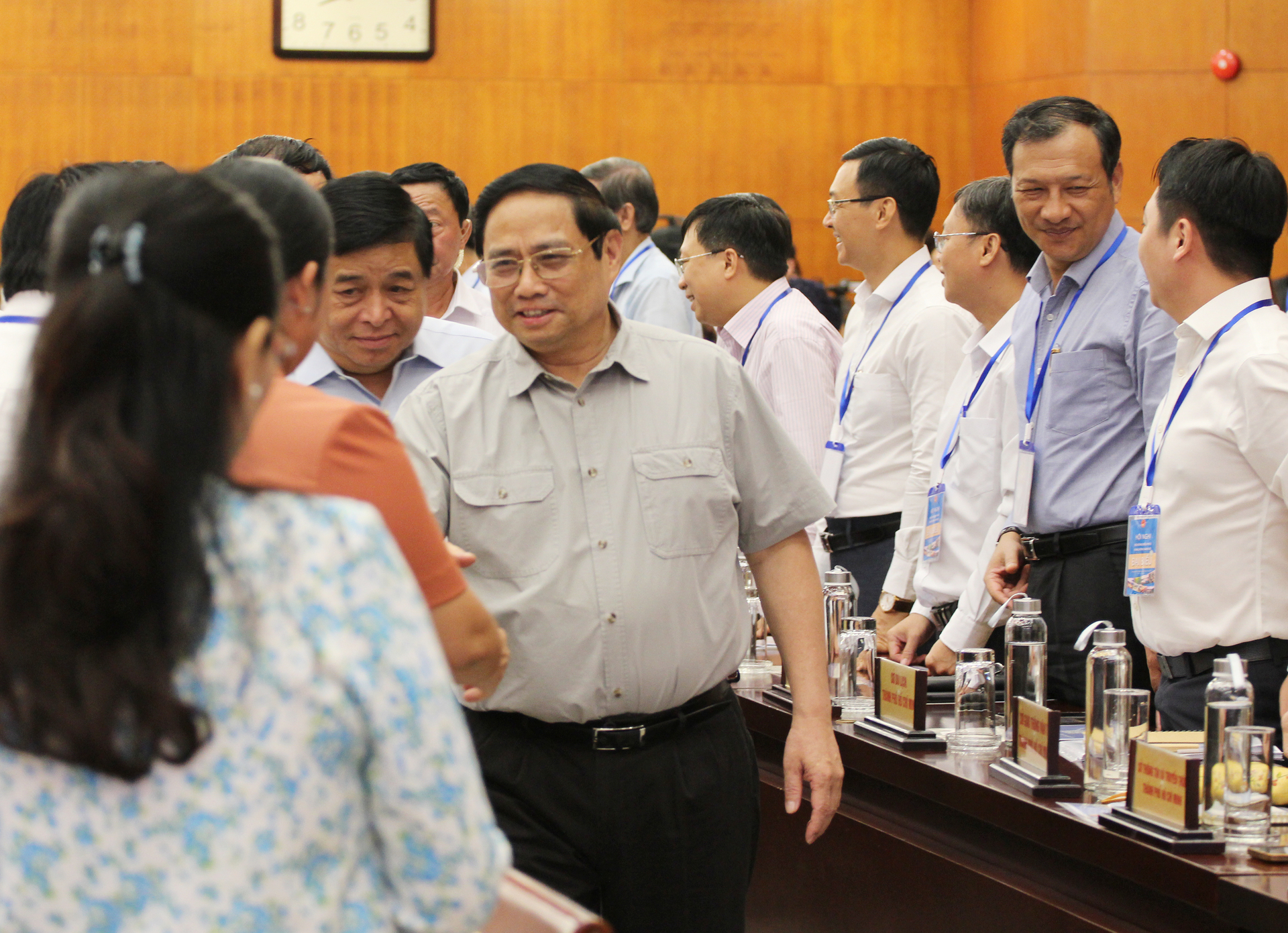 Thủ tướng Chính phủ Phạm Minh Chính gặp gỡ các đại biểu trước hội nghị. Ảnh: T.N.