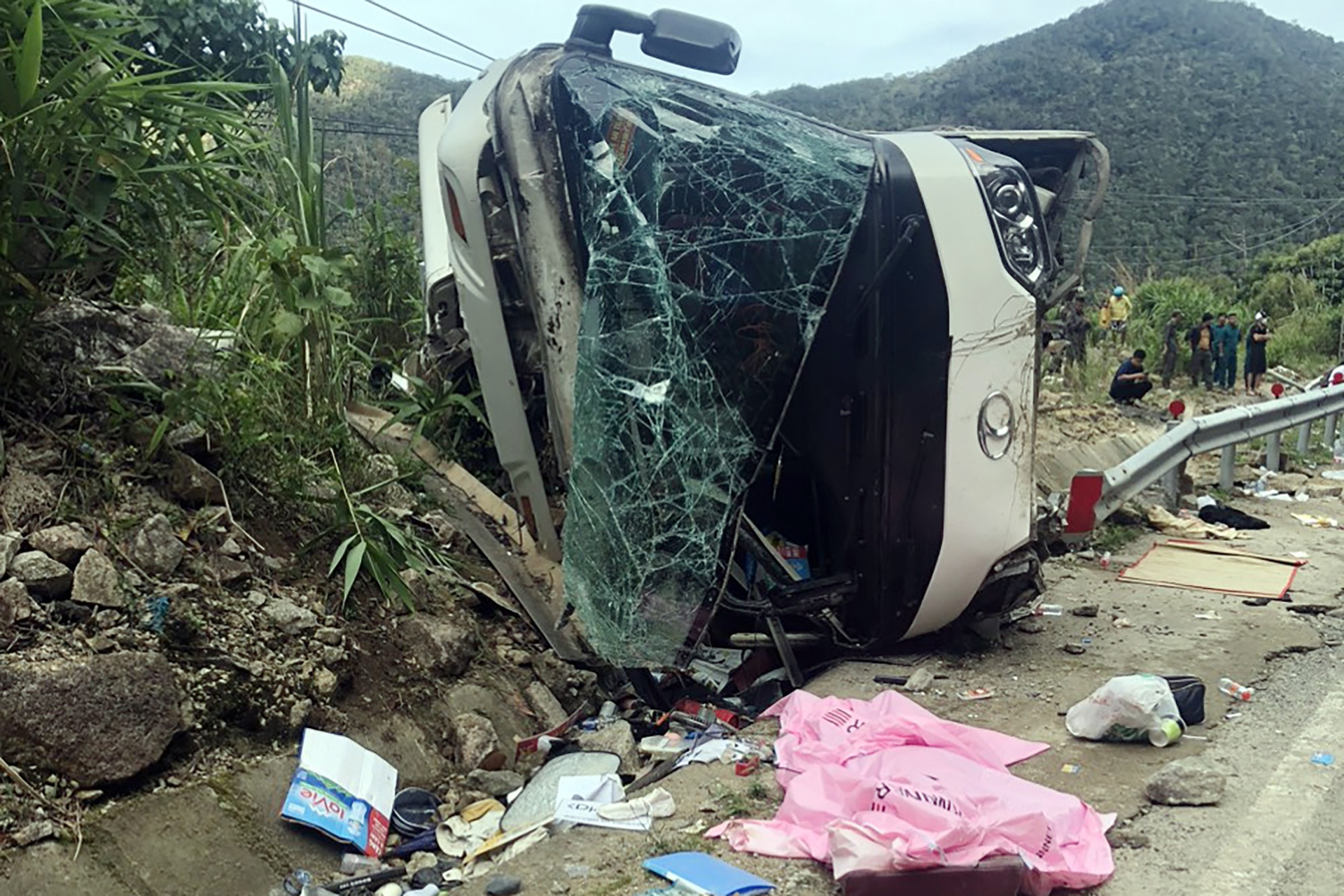 Hiện trường vụ lật xe khách trên đèo Khánh Lê khiến 4 người nước ngoài tử vong. Ảnh: N.X.