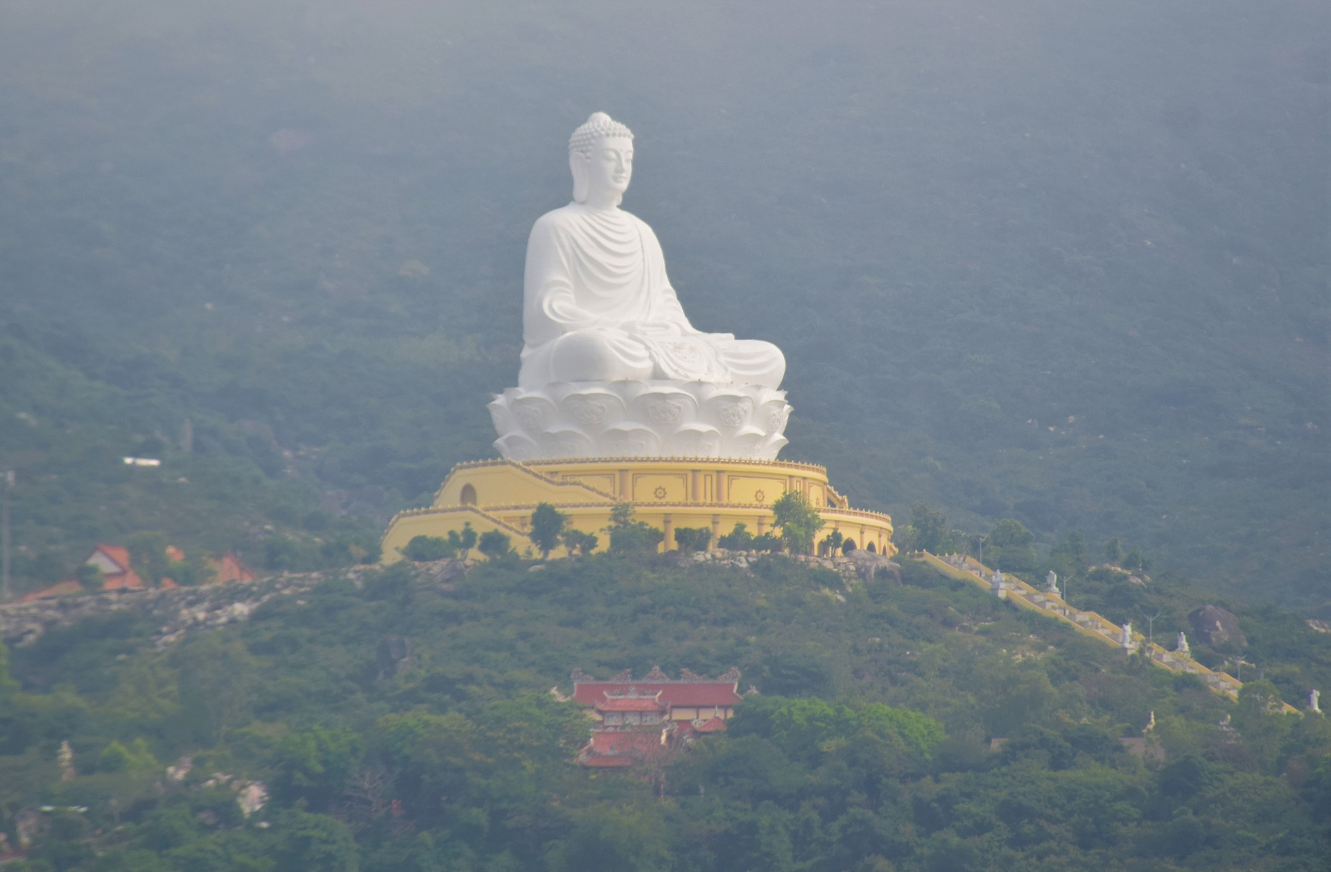 The Buddha statue of Ong Nui Pagoda (Phu Cat district, Binh Dinh), with a height of 69m, is considered the tallest Buddha statue in Southeast Asia today. This is one of the destinations of tourists when returning to Binh Dinh. Photo: V.D.T.