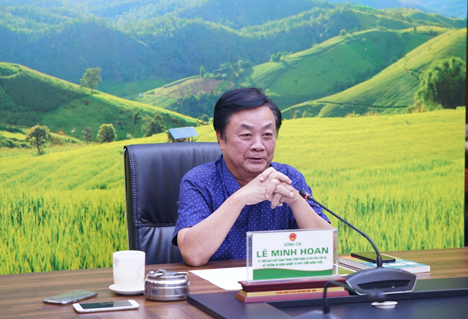 Bộ trưởng Lê Minh Hoan đề nghị các doanh nghiệp từ bỏ tư duy buôn chuyến, thay vào đó cần tập trung đầu tư phát triển vùng nguyên liệu, hình thành cộng đồng doanh nghiệp để phát triển thị trường. Ảnh: Linh Linh. 