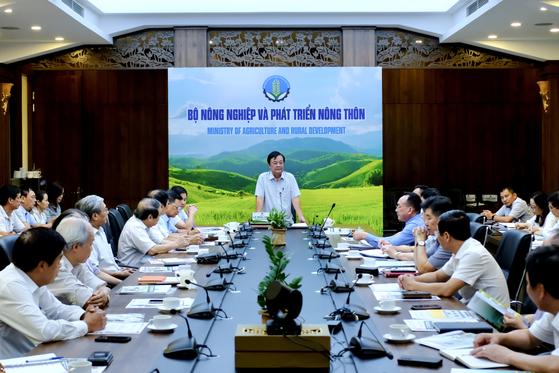 Minister Le Minh Hoan works with the Vietnam General Association of Agriculture and Rural Development, the Gardening Association, and the Vietnam Economic Science Association of Agriculture and Rural Development. Photo: Quynh Chi.