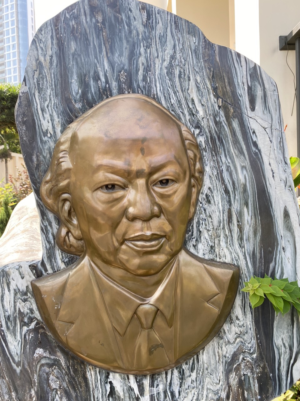 Tác phẩm điêu khắc chân dung nhà văn Xuân Thiều.