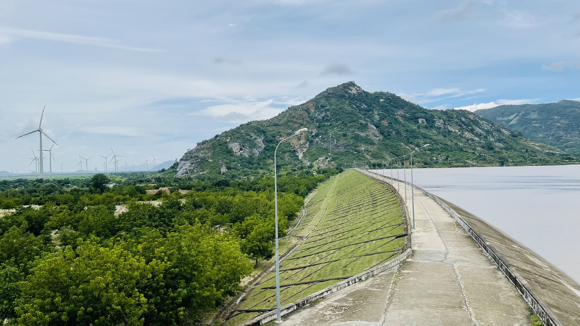 Despite the abundant supply of water in large irrigation reservoirs, Ninh Thuan province is preparing to combat the emerging drought. Photo: MP