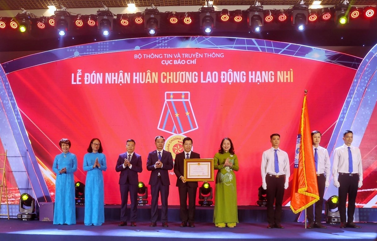 Lễ kỷ niệm 20 năm thành lập (16/7/2003 - 16/7/2023) và đón nhận Huân chương Lao động hạng Nhì của Cục Báo chí, Bộ Thông tin Truyền thông. Ảnh: TTXVN.