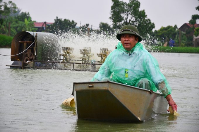 Dù mưa gió nhưng ông Lê Xuân Hữu - Giám đốc HTX Thủy sản Trầm Lộng vẫn phải đi thăm cá thường xuyên. Ảnh: Vân Đình.