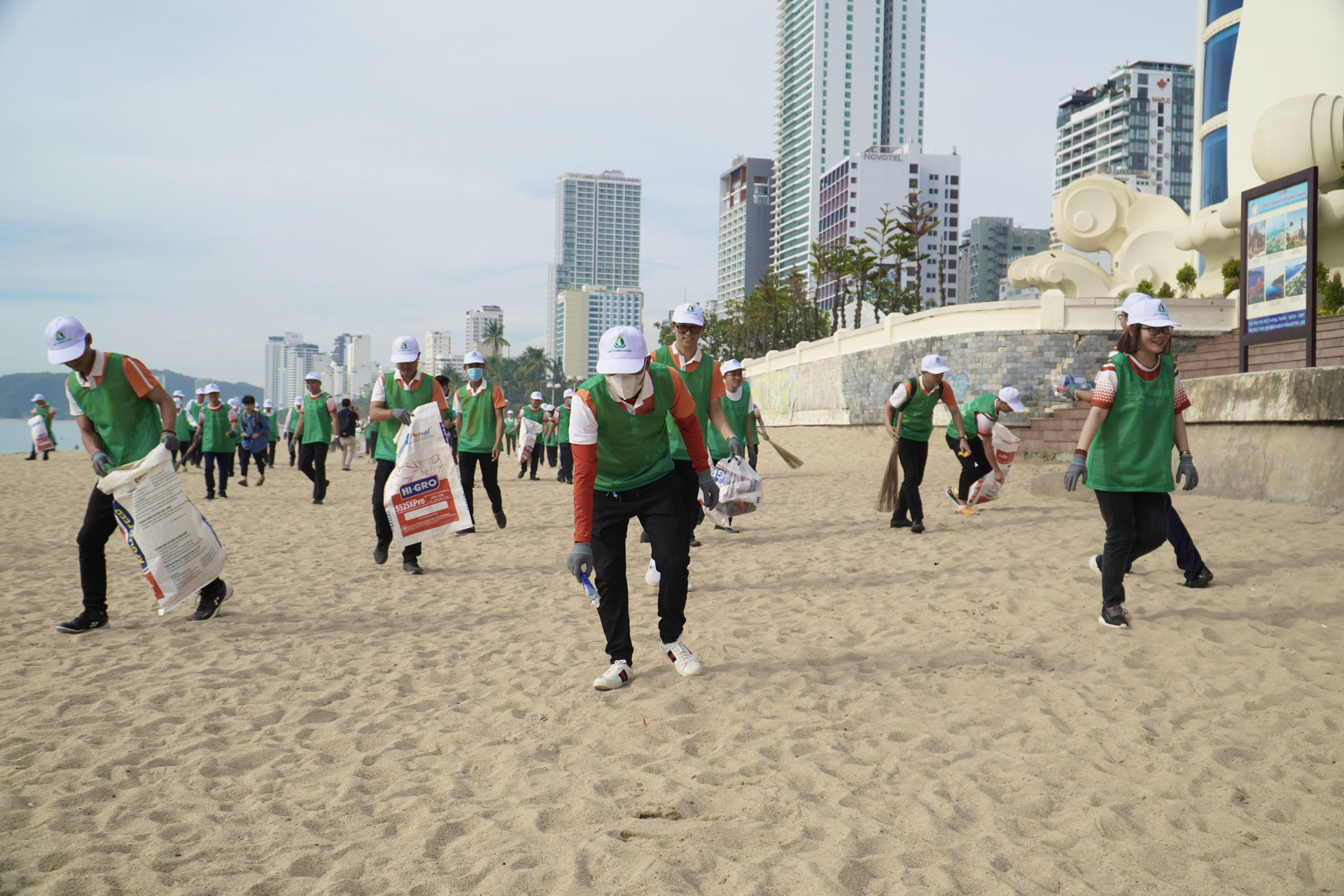 Respond to the program 'Green Action - For a Green Future' by cleaning up trash at the beach. Photo: KS.