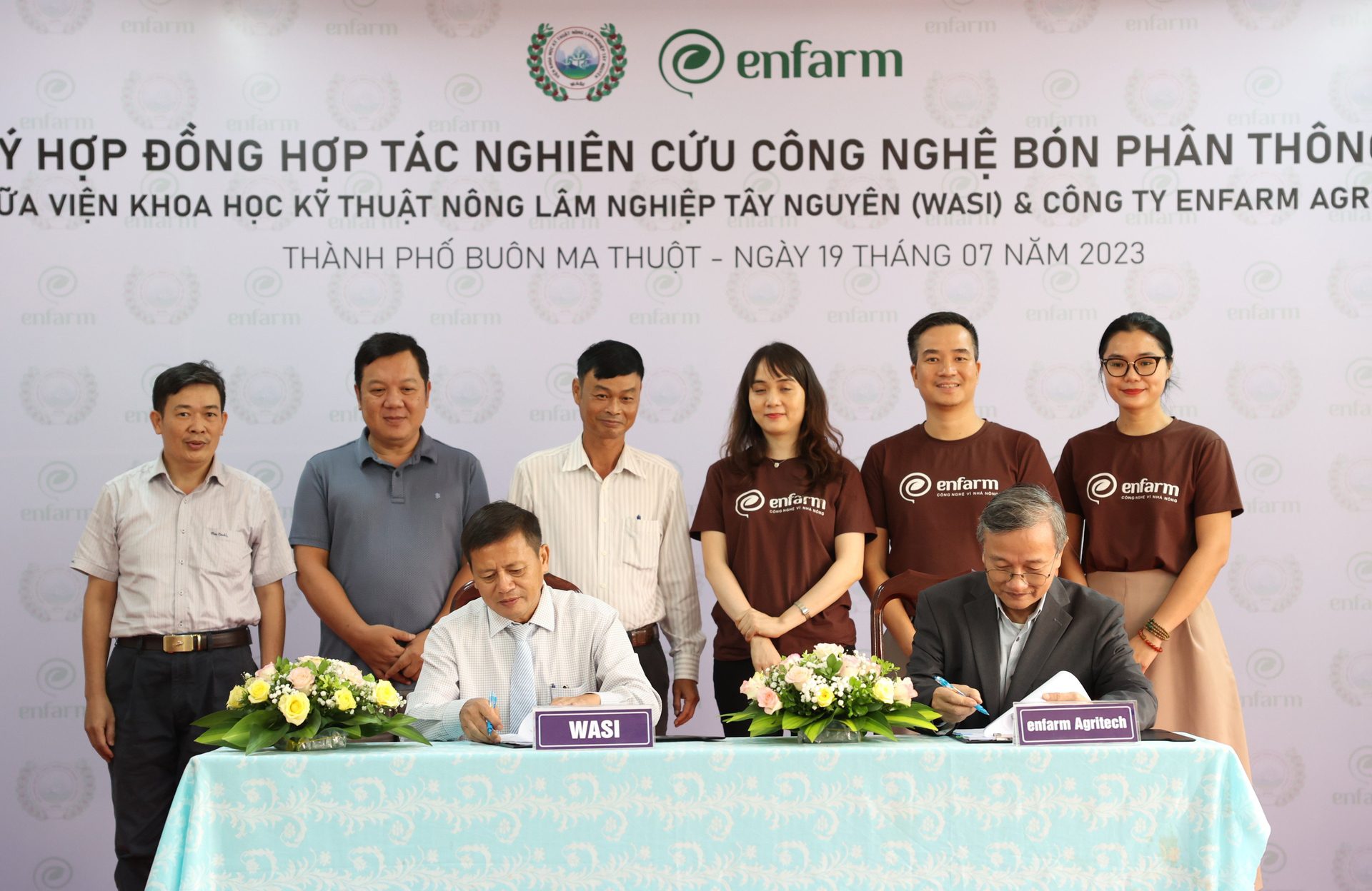 Lãnh đạo Viện Khoa học kỹ thuật Nông lâm nghiệp Tây Nguyên và Công ty Enfarm Agritech ký kết hợp tác nghiên cứu công nghệ bón phân thông minh. Ảnh: Quang Yên.