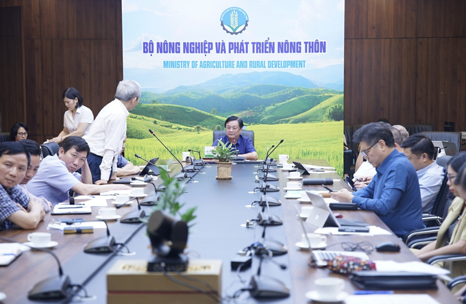 Minister Le Minh Hoan chaired a meeting to review market development in the first 6 months of 2023 and implement key tasks in the last months of the year on July 19. Photo: Linh Linh.