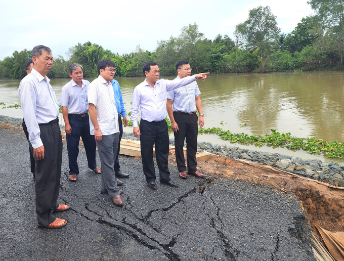 Chủ tịch UBND tỉnh Tiền Giang Nguyễn Văn Vĩnh (thứ hai từ phải sang) khảo sát tình hình sạt lở. Ảnh: Minh Đảm.