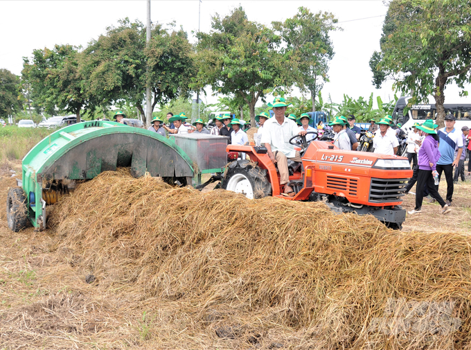 Applying machines to mix straw with livestock waste and other by-products for composting is a promising method to create a circular economic chain in agriculture. Photo: Trung Chanh.