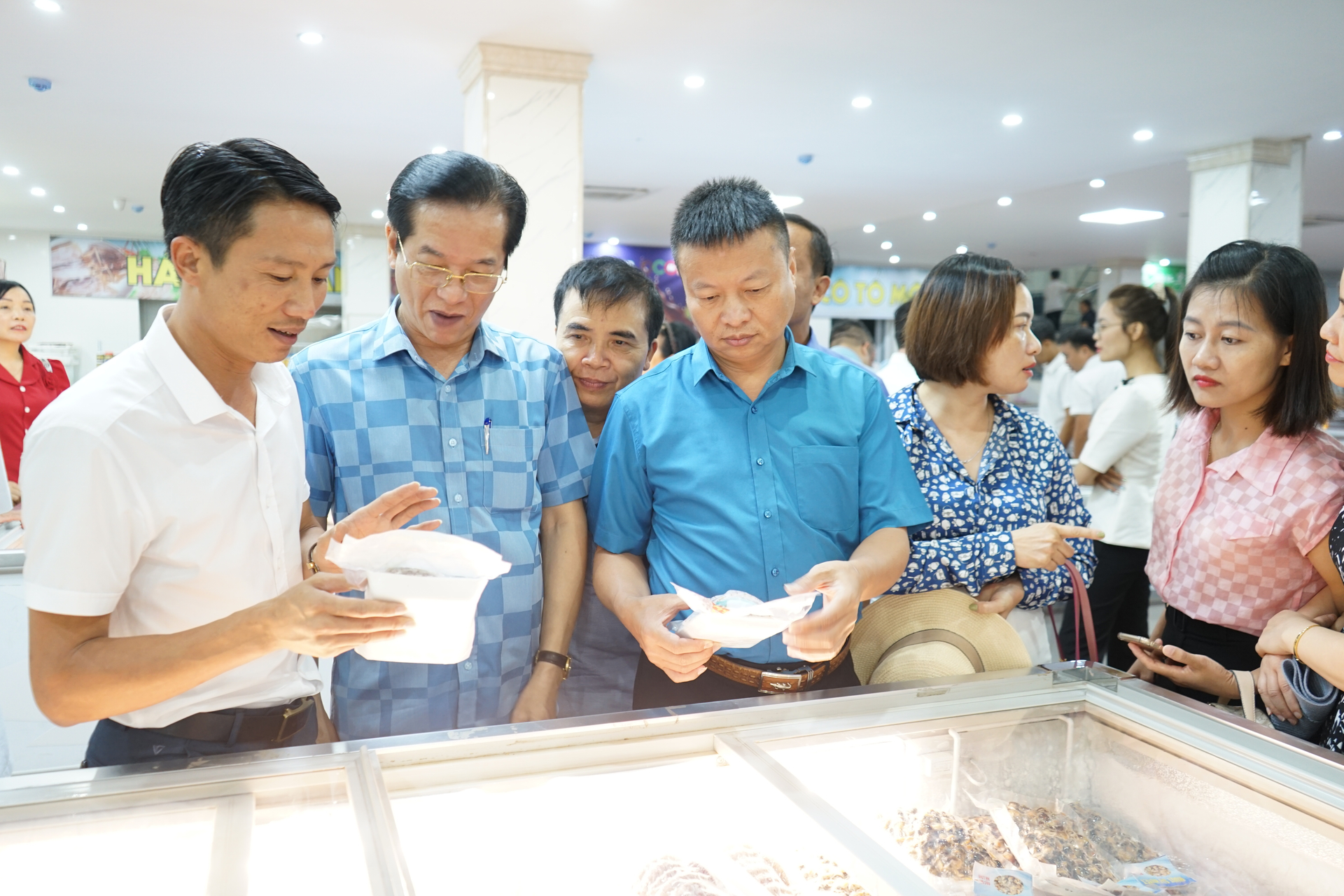 Đoàn đại biểu các Sở NN-PTNT tham quan gian hàng OCOP tại TP Hạ Long. Ảnh: Nguyễn Thành.