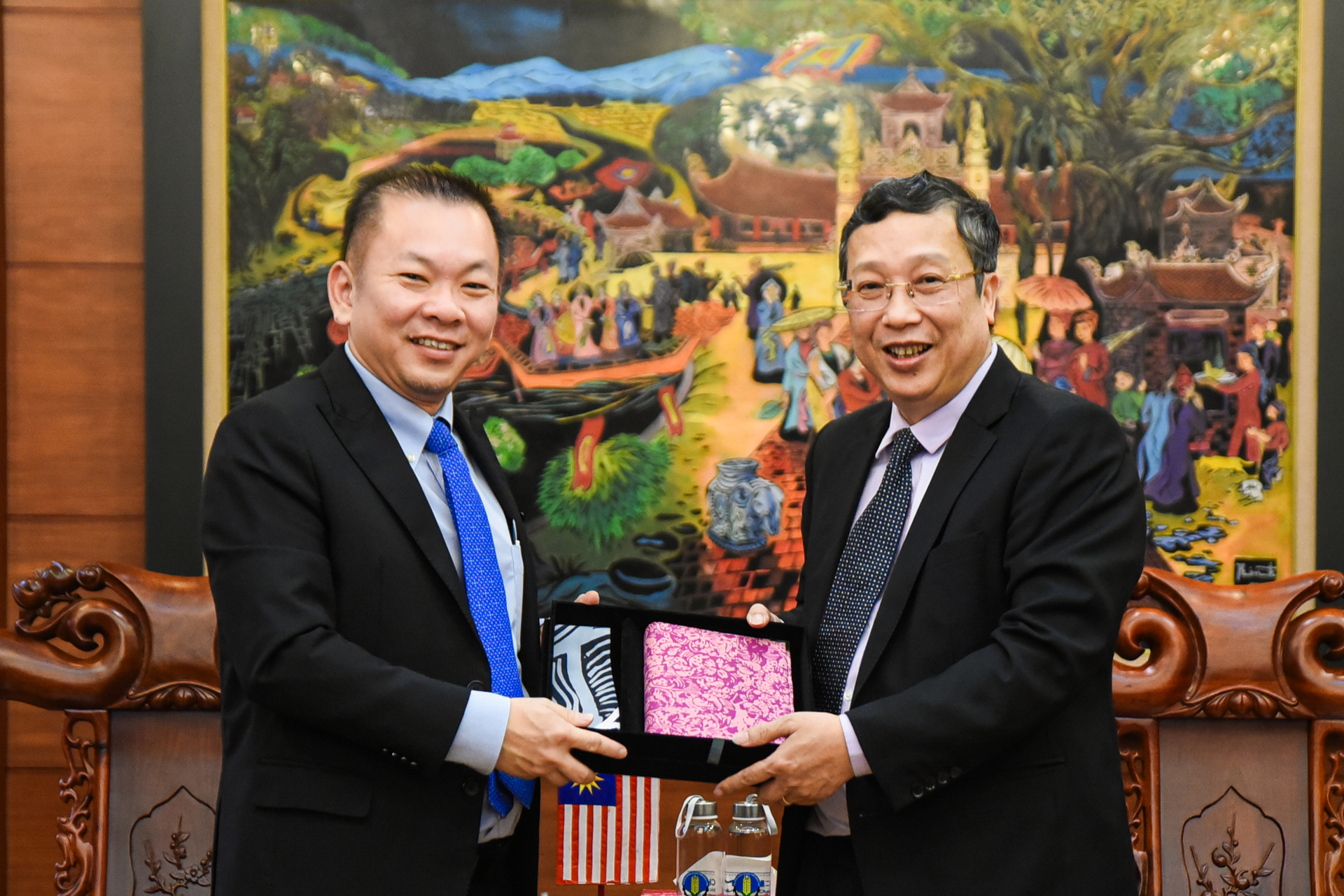 Deputy Minister Hoang Trung meets Deputy Minister of Agriculture and Food Security Malaysia Chan Foong Hin on the afternoon of July 19. Photo: Nam Nguyen.