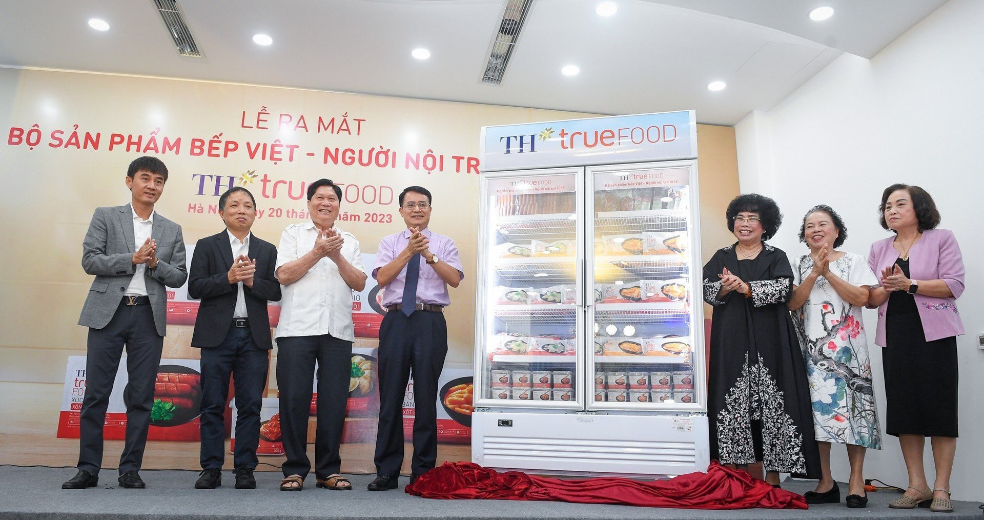 Bà Thái Hương cùng các chuyên gia tại lễ ra mắt TH true FOOD - Bộ sản phẩm bếp Việt - Người nội trợ tử tế.