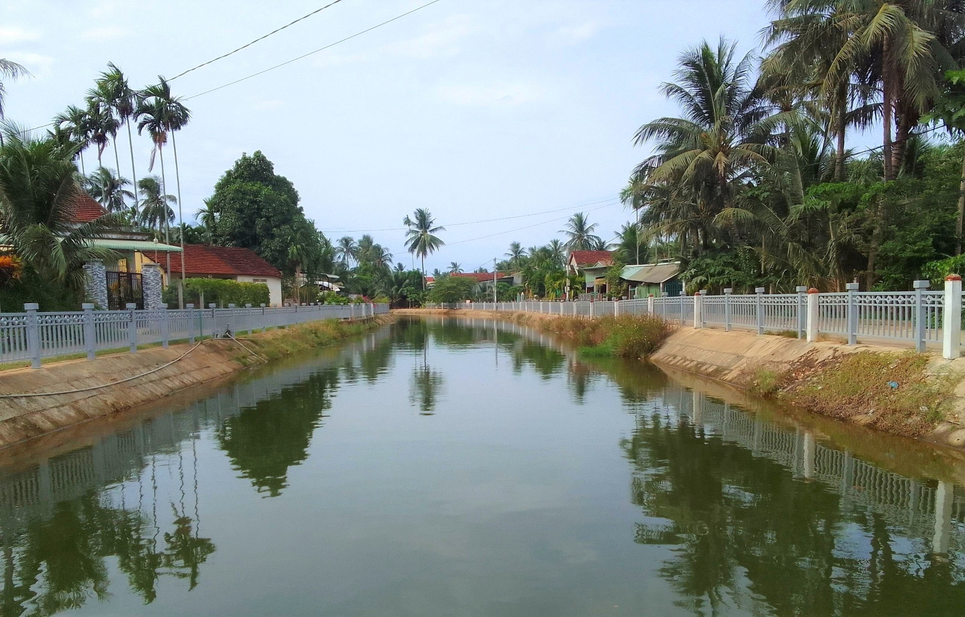 Kênh chính đập Lại Giang đi qua địa bàn phường Bồng Sơn (thị xã Hoài Nhơn, Bình Định). Ảnh: V.Đ.T.