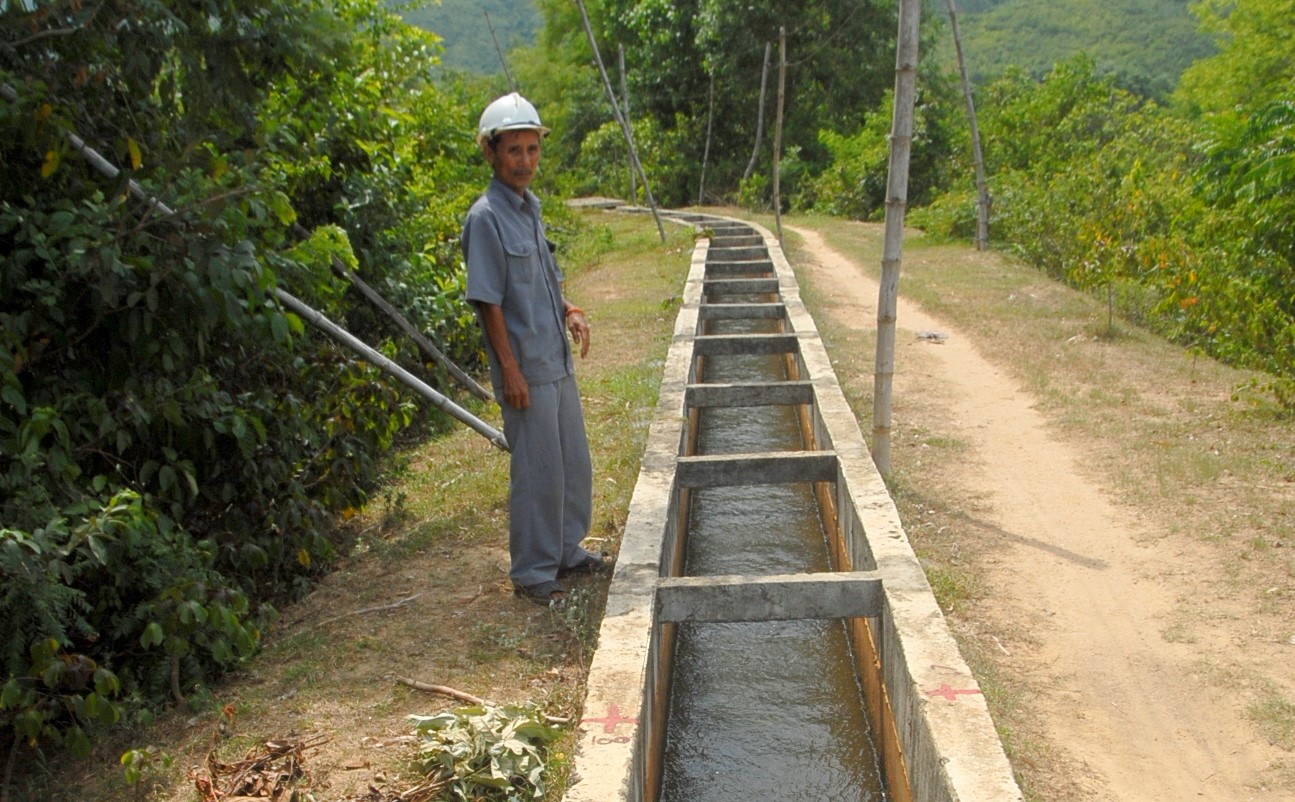Tuyến kênh cấp 2 dẫn nước từ đập Cây Gai trên sông La Tinh đưa về những cánh đồng xã Cát Sơn (huyện Phù Cát, Bình Định). Ảnh: V.Đ.T.