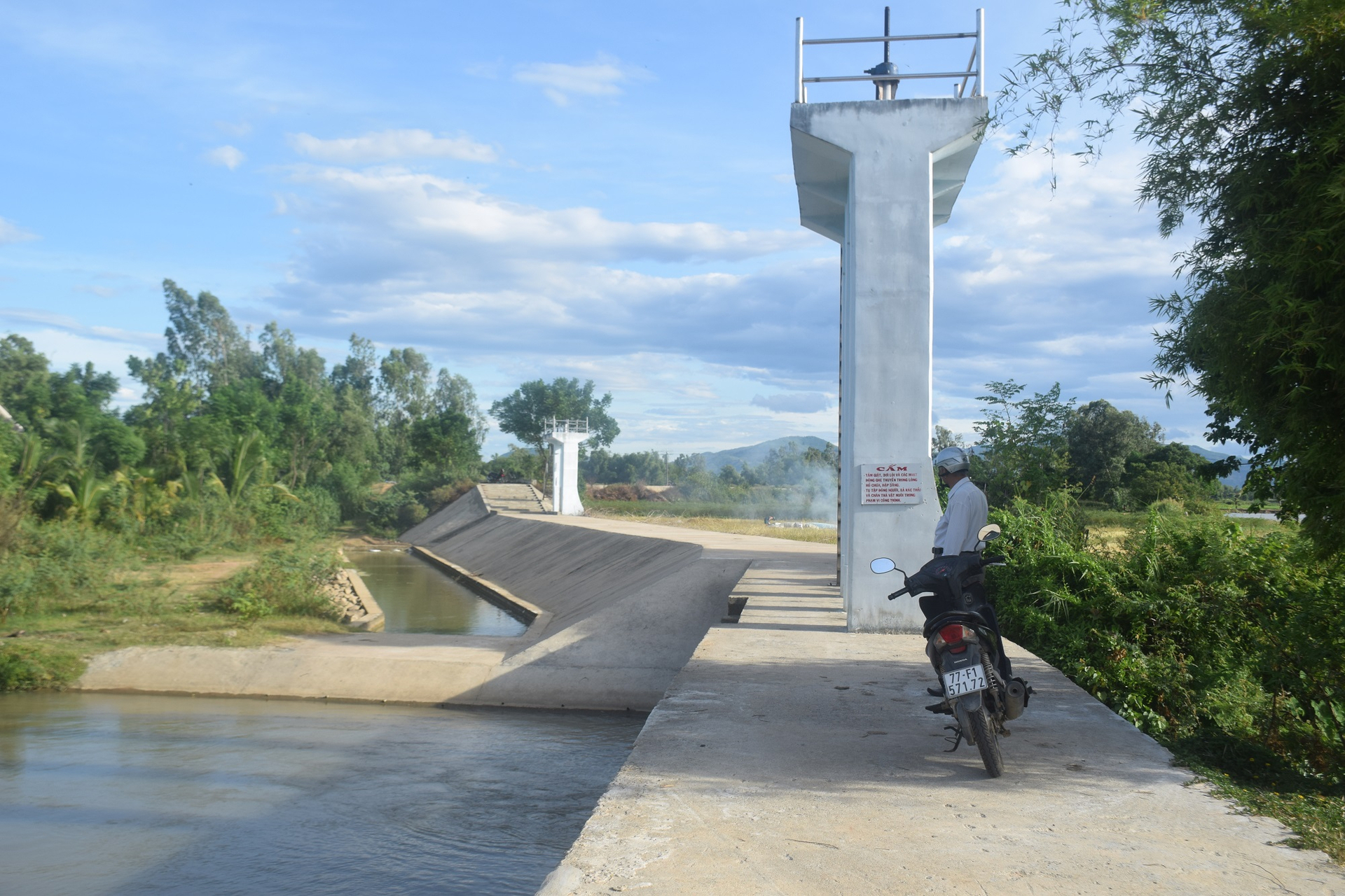 Đập Cây Me nhận nước từ đập Thạch Đề để tiếp tục đưa xuống các đập dưới hạ lưu là đập Lão Tâm, đập Thuận Hạt. Ảnh: V.Đ.T.